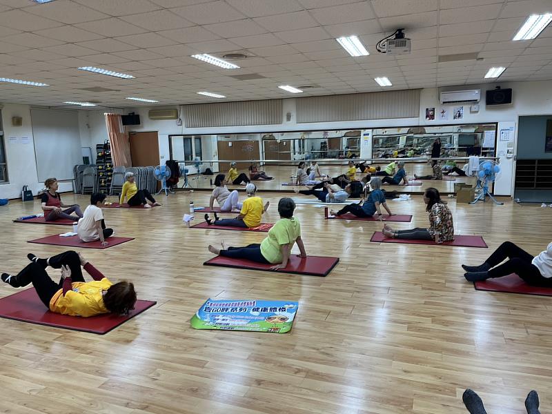 學員於課程中進行伸展與核心運動訓練，透過互動式教學提升參與度，並在實作過程中強化身體穩定度與柔軟度。