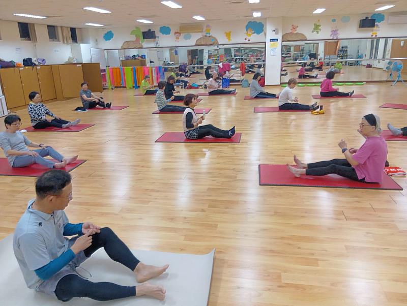 張國彬老師進行專業示範與指導，協助學員掌握正確姿勢與動作要領，提升學習效果。