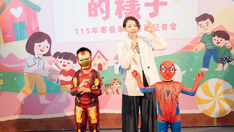 高虹安市長與寄養家庭兒童一起演唱《活出愛》。