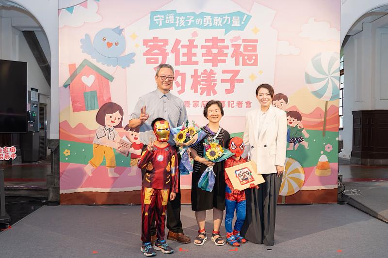 高虹安市長與寄養家庭合影。