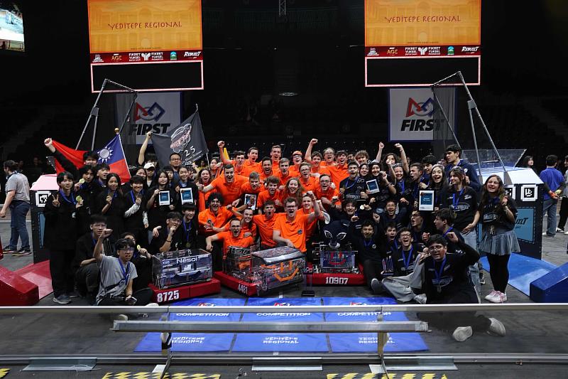 南山高中（圖左，編號8725）征戰土耳其於世界機器人大賽與土耳其（中）、荷蘭（右）隊伍聯手奪冠晉級休士頓決賽，信義房屋亦以行動支持團隊赴美圓夢。（南山高中提供）
