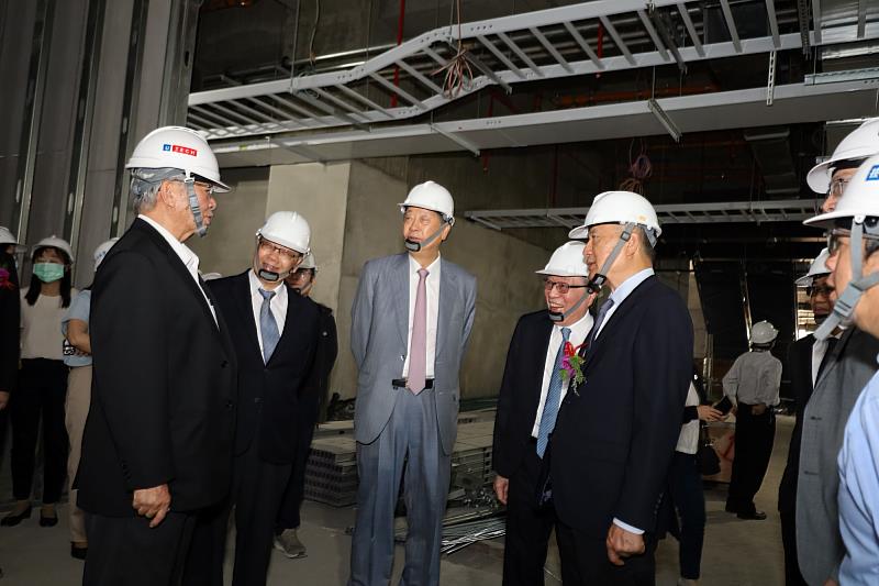 典禮後，亞大長官親自巡視豐原院區內部空間，與營造團隊交流工程細節，嚴格把關施工品質。