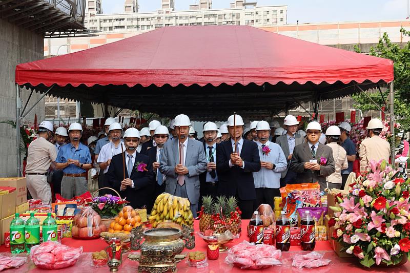 豐原醫院主建築舉行上樑儀式，創辦人蔡長海率領校長蔡進發、偕同醫護同仁及營造團隊依循古禮上香，祈求工程順遂。