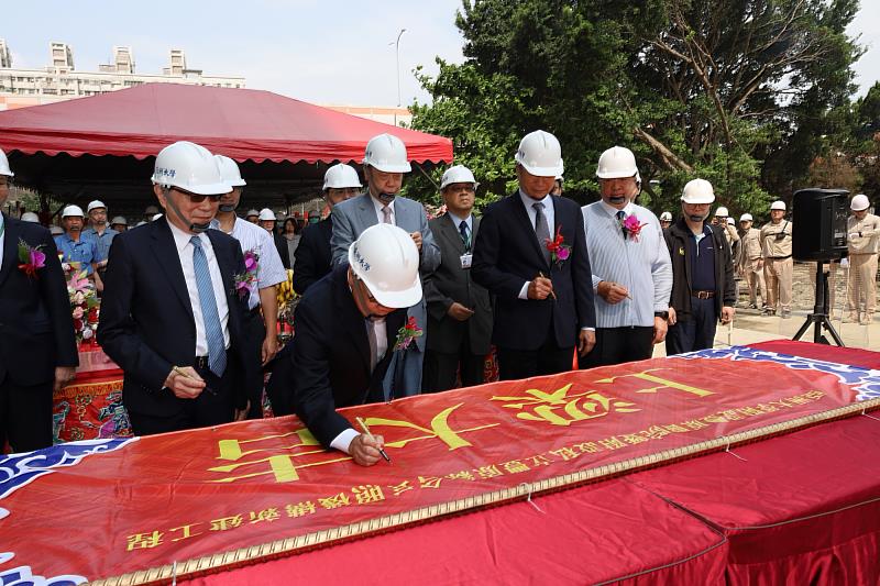 亞大創辦人、校長等長官與貴賓共同於主樑紅布條上簽名，為豐原院區注入祝福並見證立基。