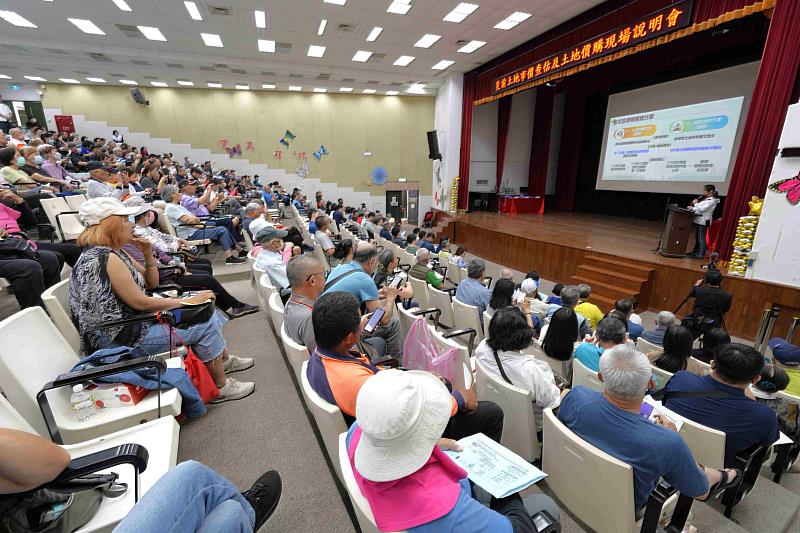 為推動花蓮馬太鞍溪堰塞湖災後復原重建工作，林業及自然保育署23日在花蓮縣光復國小演藝堂舉辦「災前土地市價查估及土地價購現場說明會」。