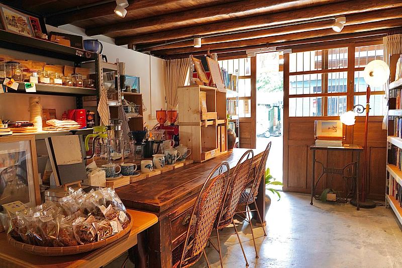 「春葵 書 咖啡」。