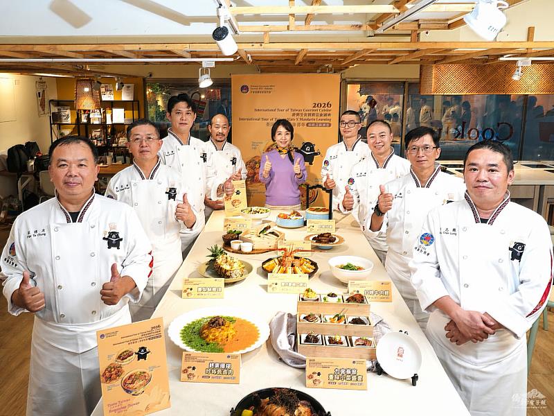 李姸慧與參與「臺灣好食X華語好學國際巡迴講座」的主廚及助理們。