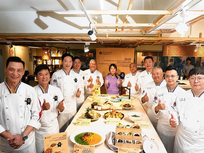 李姸慧與參與「臺灣美食國際巡迴講座」的主廚及助理們。