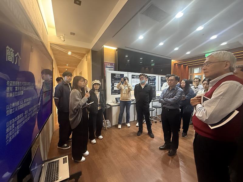 學生團隊現場簡報「AI 知識系統建置計畫」,展示結合LLM與企業SQL資料庫的創新研發成果,獲得與會貴賓高度關注。