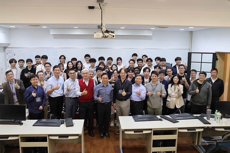 臺科大與研揚科技舉辦「產學合作研發成果展」,公司主管與學校師生全體合照。