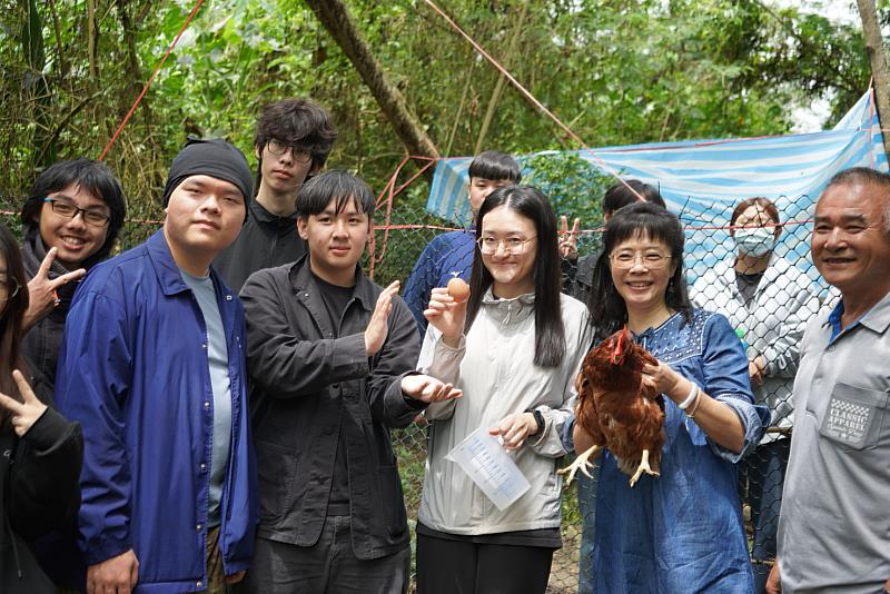 顧瑜君主任與學生合影。