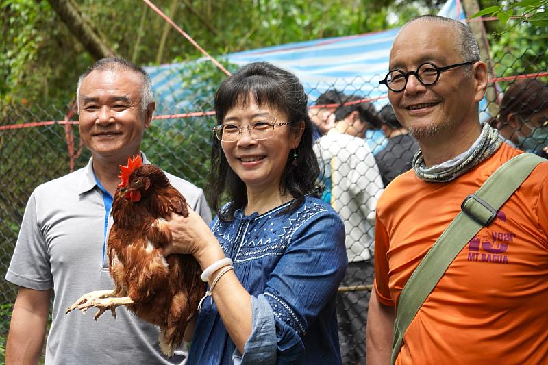潘添祺主任（左）、顧瑜君教授（中）與李宏韡老師（右）和雞老師合影。