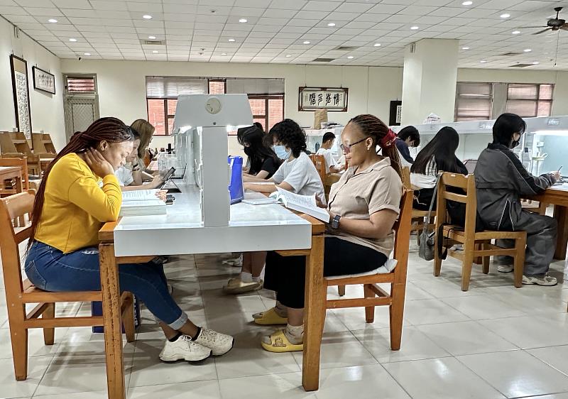 暨大圖書館自修室優質閱覽環境，獲國際學生高度肯定。