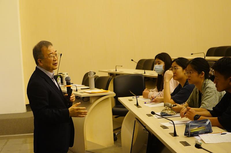 鄭俊坤教授，以「邁向新共同體－其必要性與意義」為題，解析如何透過跨文化溝通與交流，在多元分歧的東亞局勢中，找到和平共存的方向。