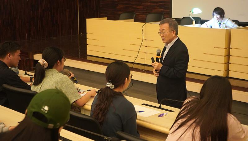 針對現場學生提問如何具體實踐「新的共同體」，鄭教授回應到，從了解身邊不同國籍的朋友開始，就是邁向共同體的第一步。