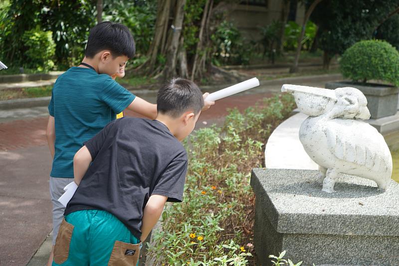 夏令營結合松山文創園區場域資源，帶領學童走入園區進行實地探索。