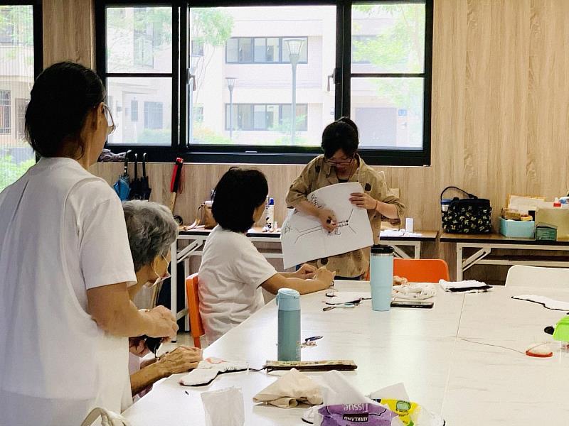 社區一家2024年楷模獎「重拾長者自信行動方便褲」計畫，設計可清洗、重複使用的衛生布墊，並在雲林社區開設免費手作課程。