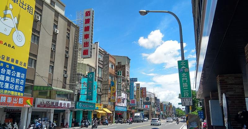 房市專家看好，當綠園道、自行車道完工，帶來更多人潮，可以為北門路商圈發展帶來正面影響。圖為北門路二段資料照片。