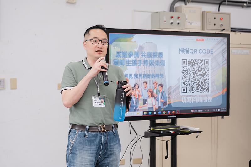 蔚華科技董事長秦家騏分享職涯建議，強調當責與AI應用的重要性。