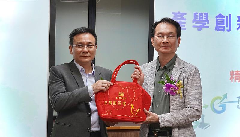精華生醫董事長陳俊宏（左）與高科大校長吳忠信（右）互贈紀念品，見證雙方建立合作關係。
