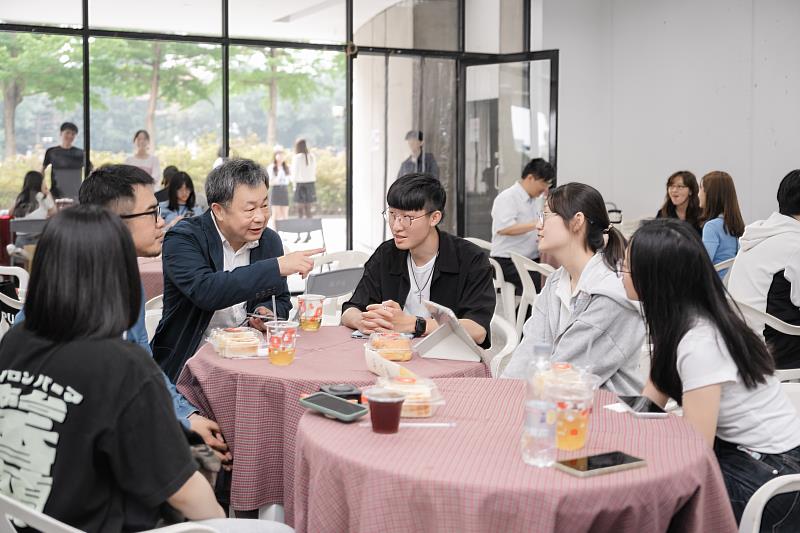 業師與學生進行小組交流，分享產業觀點並探討職涯發展。