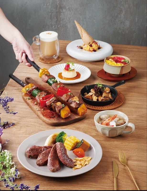 「陶板屋」新主餐「巨串炙烤骰子牛」以長達25公分的超大串燒造型霸氣上桌。