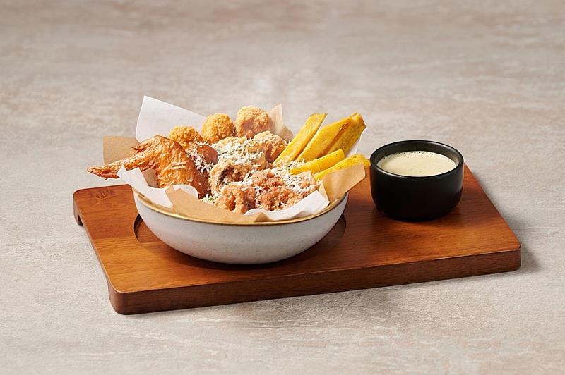 即日起至5月31日，出示「陶板屋」指定活動畫面，內用消費2客套餐，每桌招待「酥炸海陸拼盤」。