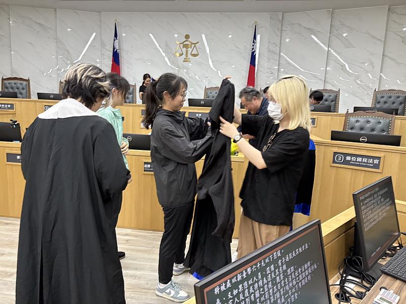 法袍體驗活動。