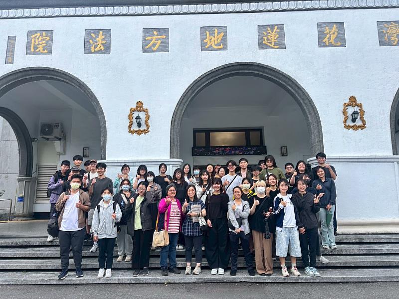 與洪科長在地方法院前大合照。