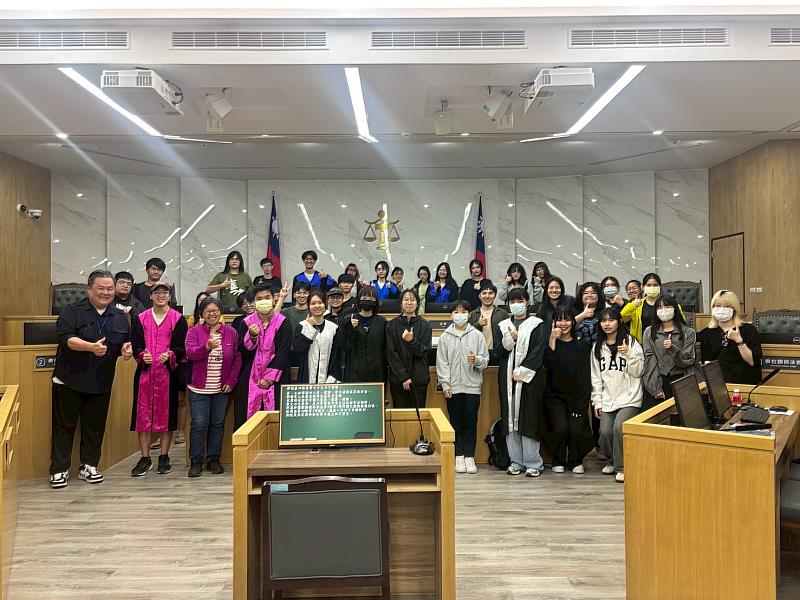 同學與周法助在國民法官法庭大合照。