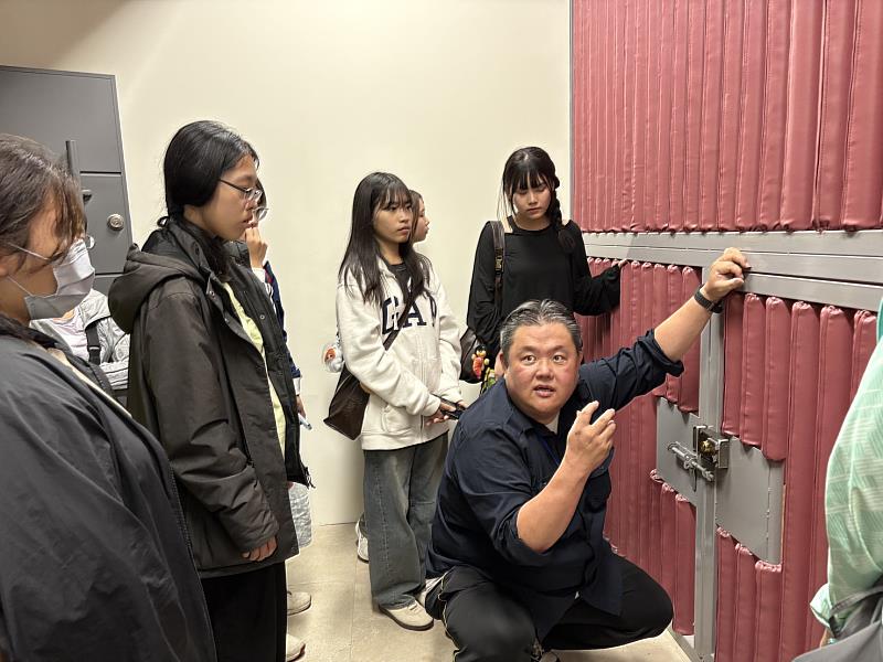 周禧源法助說明國民法庭候審室的安全管理。