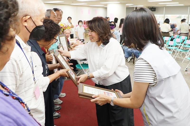 黃敏惠市長頒發獎狀予績優農民。