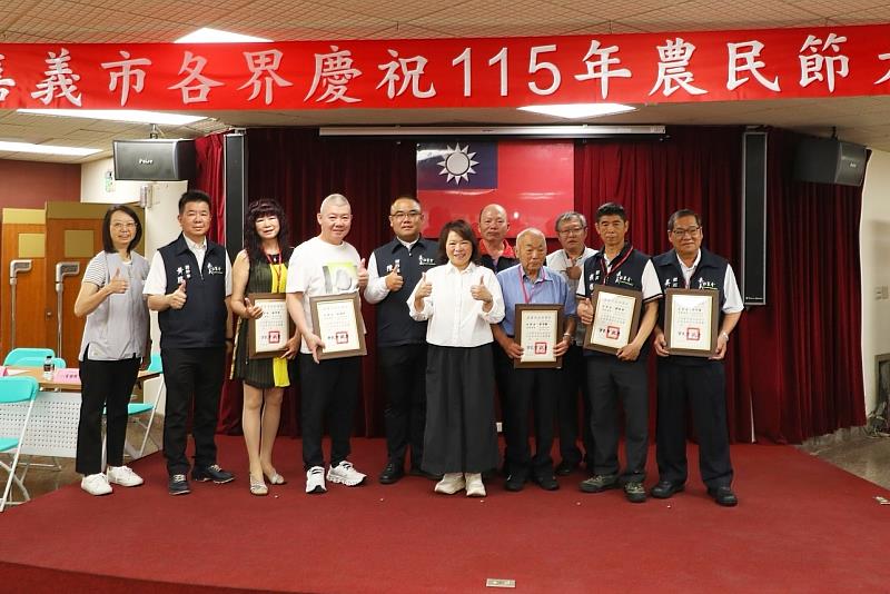 黃敏惠市長授獎感謝農民辛勤付出。