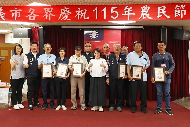 黃敏惠市長授獎感謝農民辛勤付出。