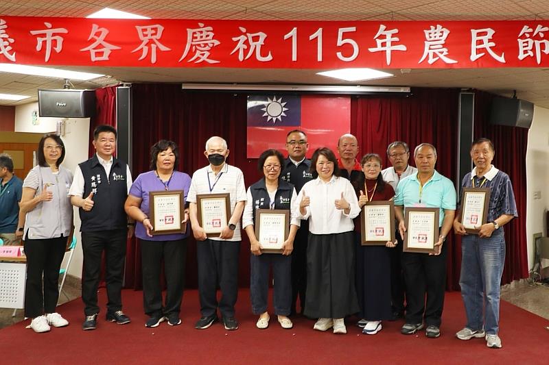 黃敏惠市長授獎感謝農民辛勤付出。