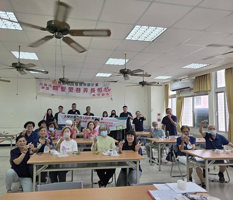 企管所至關聖社區活動中心舉行「六福金石．烏金傳香」活動，全體合影。