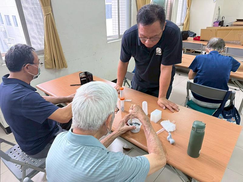 企管所學生協助長輩進行手作烏金擴香石DIY。