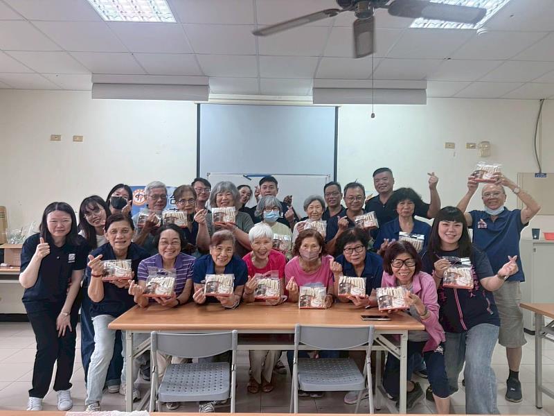 企管所贈送關廟麵當作伴手禮。