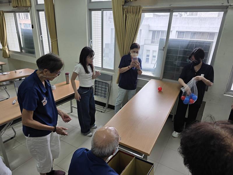 企管所學生與長輩進行互動遊戲。