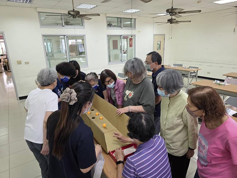 企管所學生與長輩進行互動遊戲。