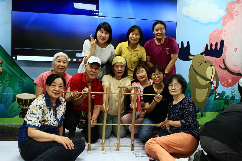 樂齡學員展示完成之竹藝作品。