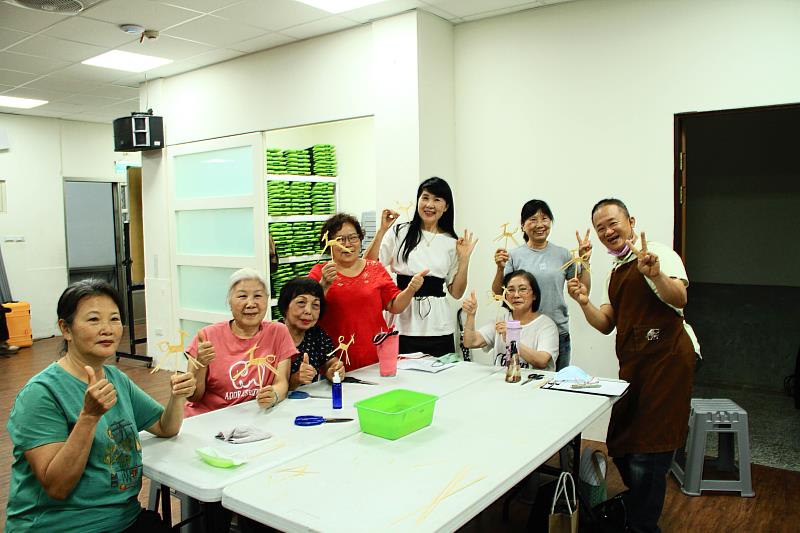 樂齡學員們與手作成品合影。