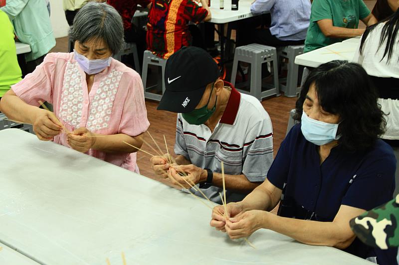 樂齡學員動手編織小馬。