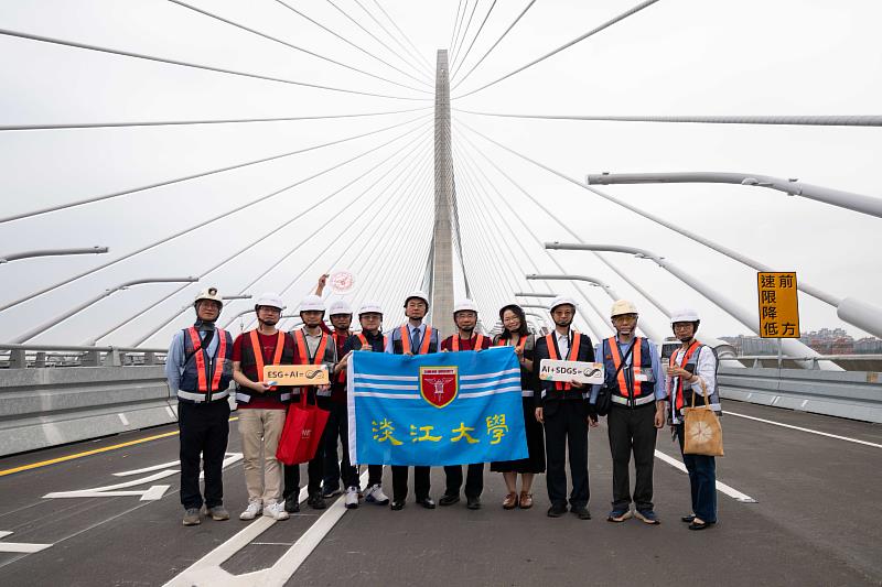 林俊宏行政副校長（中）、武士戎學務長（左5）、蕭瑞祥總務長（右5）、土木系洪勇善主任（右3）及校內同仁4月16日受邀參訪淡江大橋。（圖／淡江大學提供）