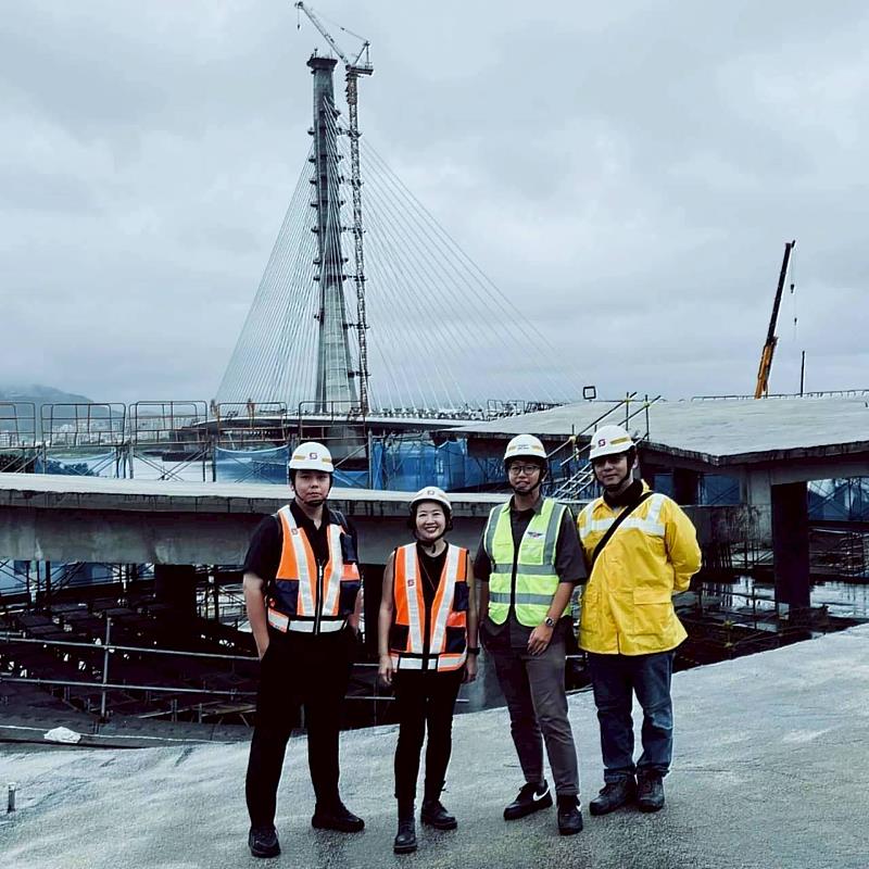 建築系邱繼葵校友（右2）參與負責淡江大橋之基本與細部設計及監造。（圖／淡江大學提供）