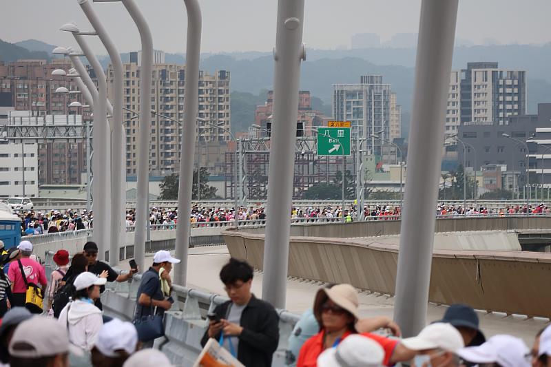 4月17日「淡水八里．橋見未來」通車系列活動，湧動的人潮幾乎填滿了橋面，形成壯觀的隊伍。（圖／淡江大學提供）