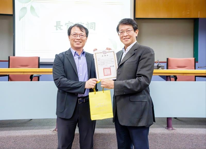 圖二、趙啟宏副組長（左）與許晋雄教務長（右）合影。