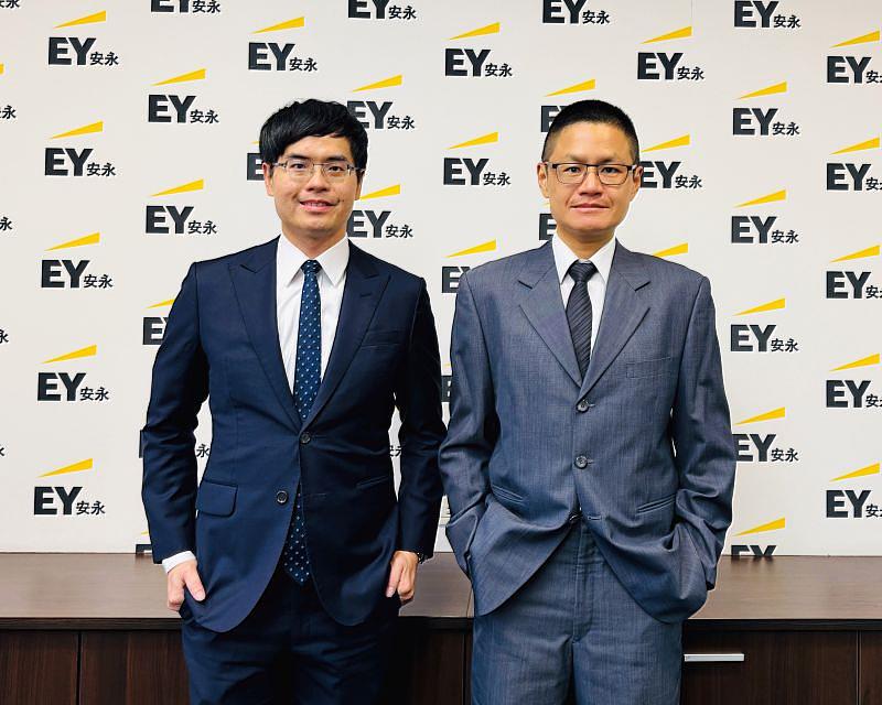 由左至右：安永聯合會計師事務所公司稅務依規服務葉柏良執業會計師、許受昌協理。