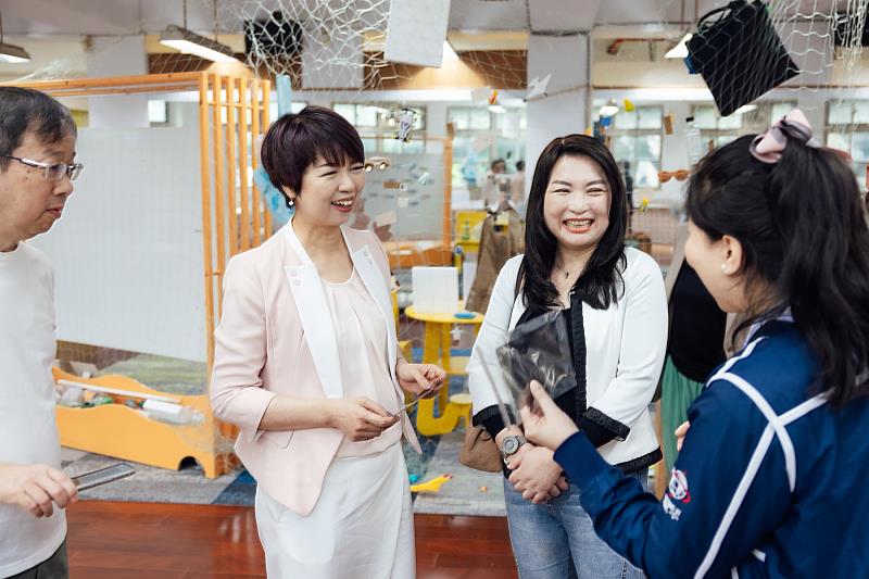新北市文化基金會龔雅雯執行長（左1）、廣達文教基金會徐繪珈執行長（右2）參觀海廢變身術展區認識塑膠如何重塑為生活用品。