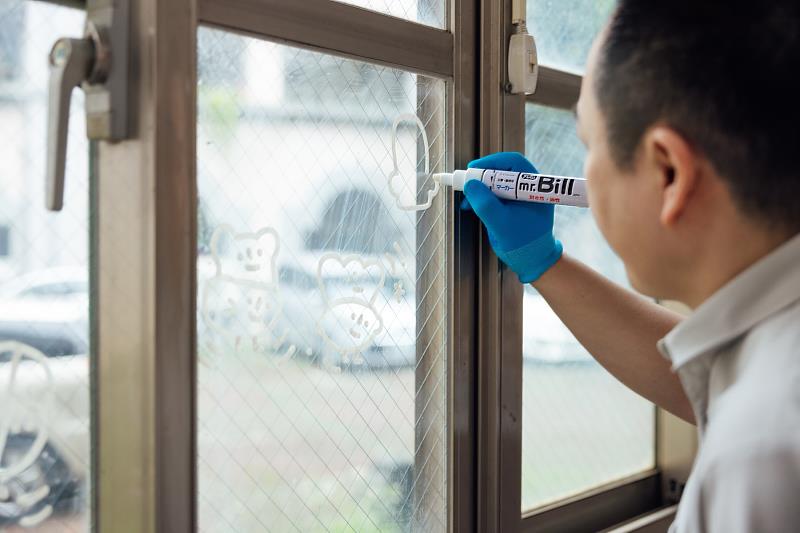 日本藝術家大石曉規特別在校園玻璃窗上即興創作，讓循環設計的理念隨光影深耕在學校角落。